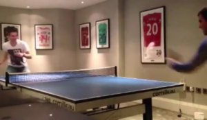 Insolite : Van Persie joue au ping pong avec 2 balles !