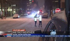 Deux joggers se tapent la honte de leur vie à la télé... Courir dans la neige c'est cool!