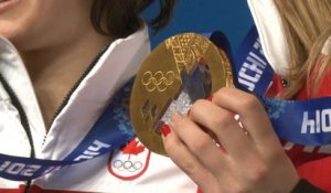 Sotchi 2014 - Kim Lamarre savoure sa médaille