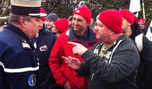 Bonnets rouges et gendarmes discutent