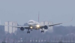 Un atterrissage musclé avec des vents violent! Bravo au pilote!