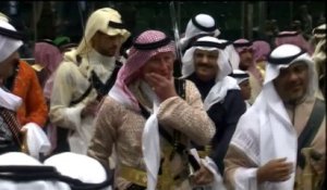 La danse des sabres du Prince Charles en robe et keffieh