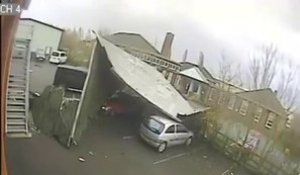 Un toit s'envole pendant une tempête violente!