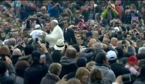 Le pape François embrasse un enfant déguisé en pape