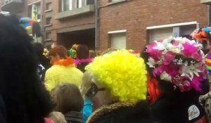 Carnaval de Dunkerque : il ne fait pas bon être à son balcon.