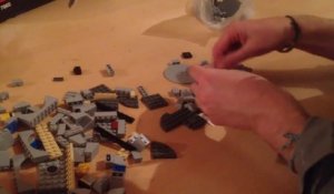 La pire blague du monde : démonter le vaisseau Star Wars LEGO de son pote!