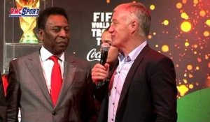 Football / Pelé et le trophée de la Coupe du monde de passage à Paris - 11/03