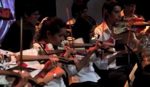 Orchestre symphonique avec des violons recyclés