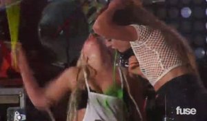 VIDÉO - Lady Gaga se fait vomir dessus en plein concert
