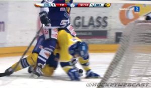 Hockey sur glace - Erlend Lesund fait du rodéo sur Nathan Martz en Norvège