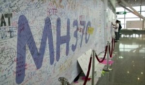Vol MH370 : messages et fleurs pour les disparus, à l'aéroport de Kuala Lumpur