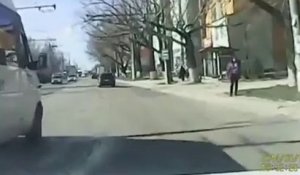 Road rage qui fini mal pour le gars... il s'éclate contre un camion! Fallait pas s’énerver!