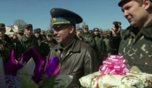 Crimée : un mariage célébré dans une base militaire prise d'assaut