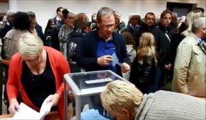 Ambiance dans un bureau de vote à Frignicourt