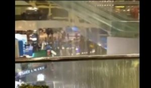 Hong Kong : un orage de grêle inonde un centre commercial