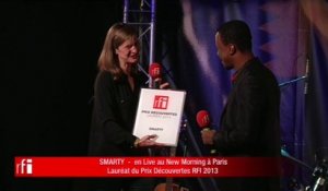 Smarty recoit le prix RFI Découvertes des mains de Cécile Mégie, directrice de RFI