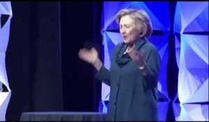 Hillary Clinton victime d'un lancer de chaussure