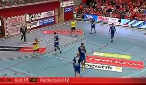 Fredrik Gustavssons (RIK Guif) marque avec la chasuble / Handball Suède