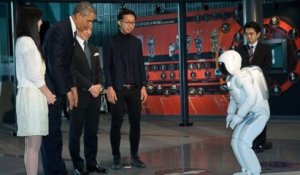 Barack Obama joue au foot avec un robot japonais - 24/04