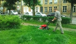 Guillaume Luczka (FN) tond la pelouse des espaces verts