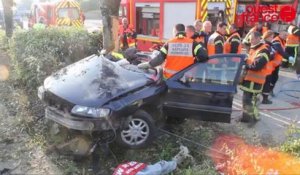 Tinténiac. la voiture décolle du rond point et s'encastre dans un arbre. un mort un blessé très grave