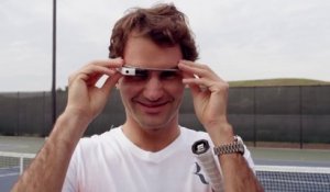 Roger Federer porte des Google Glass.