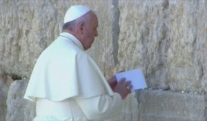 La prière du pape François au mur des Lamentations