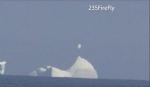 Un morceau de glace en lévitation au dessus d'un iceberg