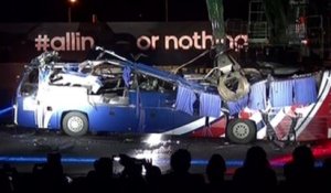 Knysna : Adidas détruit l'ancien bus des Bleus - ZAPPING AUTO DU 02/06/2014