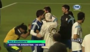 Un faux Ronaldinho amuse Messi !