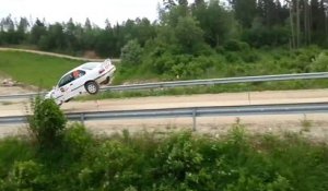 Vol plané impressionnant d'une voiture de Rallye... En mode superman, qui finit très mal