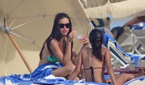Adriana Lima à la plage à Miami