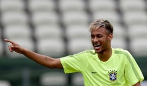 Neymar mystifie Fernandinho à l'entraînement !