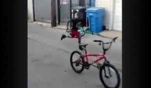 Coup de poing d'un enfant et vélo fantôme
