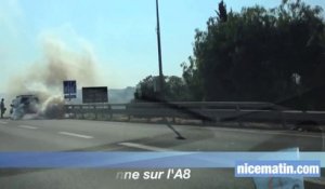 Une spectaculaire colonne de fumée s'échappe d'un véhicule en panne sur  l'A8 à Nice