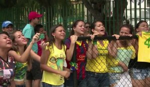 Des fans hystériques de Neymar devant l'hôtel de la Seleçao