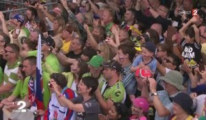 Tour de France : Vincenzo Nibali se prend un vent par une hôtesse sur le podium