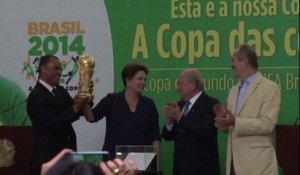 Coupe du monde: la FIFA présente le trophée au Brésil