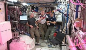 La Coupe du Monde dans l'espace: des astronautes tentent de jouer au foot