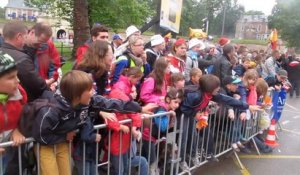 Arras : le public au passage de la caravane du Tour de France