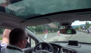 Des voitures de la police nationale participent à la caravane publicitaire du Tour de France