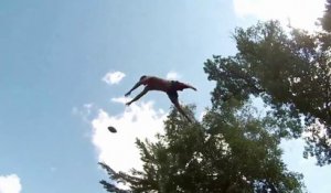 Balançoire géante pour plonger dans l'eau... Des jumps et tricks de malade!