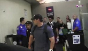 Exclu Vidéo : Le fils de Will Smith : Jaden Smith surexcité avec sa valise-trottinette !