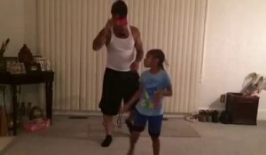 Un papa et sa fille dansent sur "Problem" de Ariana grande. Enorme!