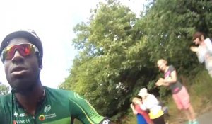 Cycliste du Tour de France pique une caméra dans le public et la garde sur une étape!