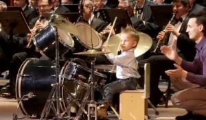 A 3 ans, ce jeune russe joue de la batterie avec un orchestre