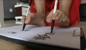 Elle peut écrire des deux mains et des deux pieds… En même temps !