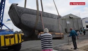 Paimpol. En granit, il va naviguer dans le port