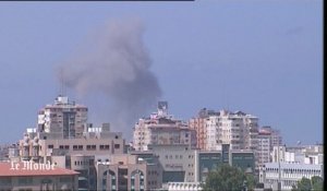 Un nuage de fumée s'élève au dessus de Gaza après une frappe israélienne