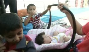 Les réfugiés yézidis trouvent refuge de l'autre côté de la frontière irakienne